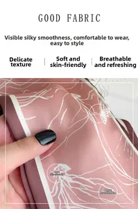 Détail d'un foulard floral rose en soie synthétique, texture douce et respirante