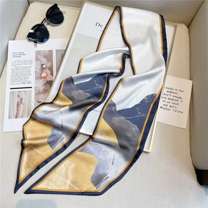 Détail d'un foulard en soie synthétique avec imprimé montagne et style chic français