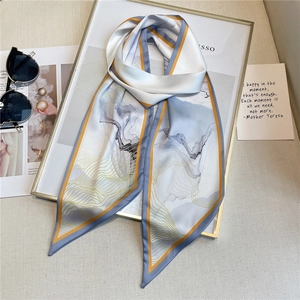 Foulard twilly moderne en soie synthétique avec motif marbre bleu et bords jaunes