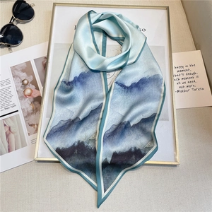 Détail de l'écharpe en soie avec paysage de montagne à l'encre bleue et bordures