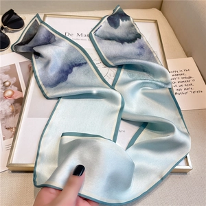 Gros plan d'un foulard en soie au lavis d'encre avec lustre satiné sur cadre
