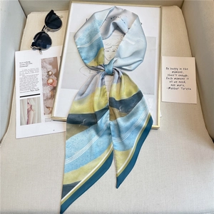 Écharpe élégante en soie avec dégradé bleu et jaune et motifs abstraits pour femmes chic