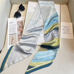 Texture détaillée d'un foulard en soie imprimé avec des motifs abstraits et du texte