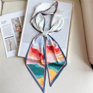 Détail d'un foulard élégant en soie avec des imprimés de paysages abstraits colorés