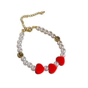 Bracelet en perles élégant avec cœurs rouges et smileys dorés pour femme