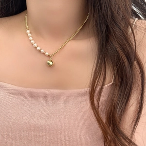French style pearl and gold Cuban chain necklace with an elegant heart pendant