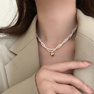 Collana a doppio strato di perle con ciondolo a cuore dorato per un look elegante