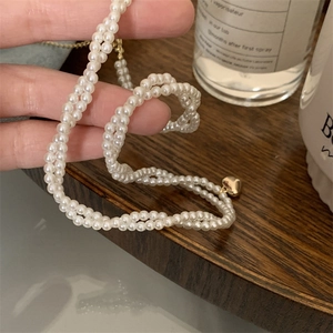 Collana di perle a doppio strato con ciondolo a cuore dorato in stile minimalista