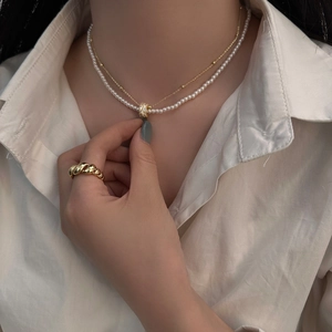 Collier double rang doré avec perles blanches et perles serties de diamants brillants
