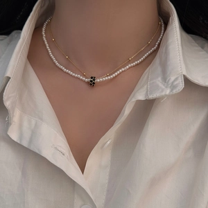 Collier double couche élégant avec perles blanches et pendentif boule pavé de zircons noirs