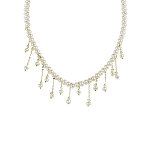 Collier élégant en perles d'eau douce avec pendentif à pompon doré sur fond blanc