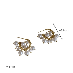 Dettaglio orecchini a fiore dorati con perle bianche, misura 1,8 cm e peso di circa 5,4 g