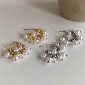 Orecchini a cerchio C con perle in oro e argento con perno in argento S925