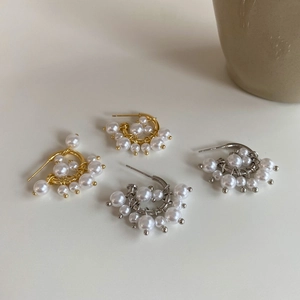 Eleganti orecchini a cerchio in argento sterling S925 con perle bianche in oro e argento