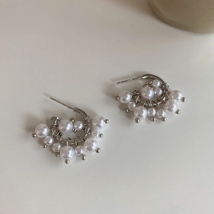 Dettaglio del marchio argento S925 su orecchini con perle dallo stile retrò elegante