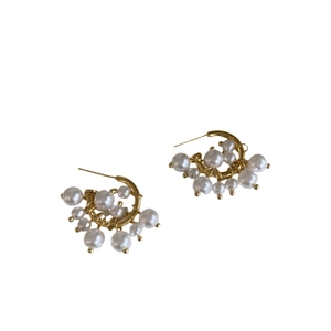 Orecchini a cerchio a C dorati con perle bianche eleganti e design vintage intrecciato