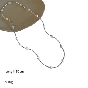 Detail showing 52cm silver chain with white pearls and 10g weight specification