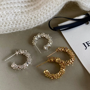 Boucles d'oreilles créoles en C texturées dorées et argentées au design tressé