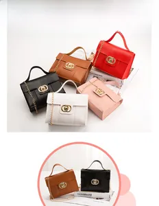 Detail of lizard-textured crossbody bags featuring golden double-ring buckle and chain strap