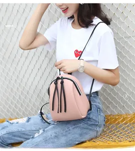 Mini zaino rosa in pelle PU con bordi neri con cerniera e nappe decorative frontali