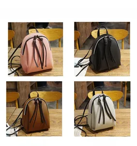 Mini zaino in pelle PU mostrato in quattro colori rosa nero marrone e grigio bianco