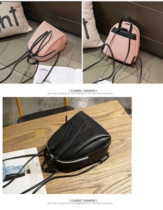 Dettagli di mini zaini in pelle sintetica con lunghe nappe decorative nei colori rosa e nero