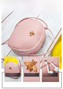 Vues détaillées du mini sac bandoulière rose avec abeille dorée et port pour casque