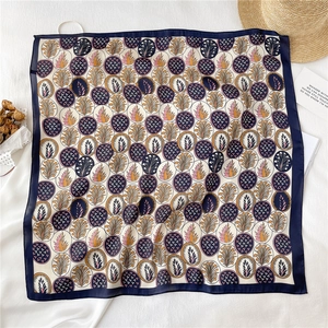 Carré de soie aux motifs de feuilles et pois, bleu marine et beige, texture lisse