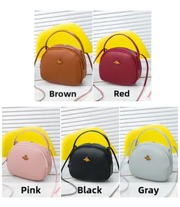 Sac bandoulière rond avec abeille dorée en cinq coloris marron rouge rose noir gris