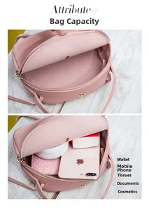 Vue intérieure du petit sac rond rose bandoulière montrant sa capacité de rangement