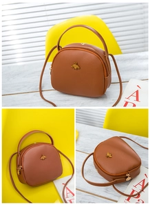 Détails mini sac bandoulière en cuir PU caramel avec emblème abeille dorée et sangle