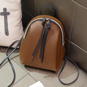 Mini zaino vintage marrone caramello con doppia cerniera e spalline sottili in pelle