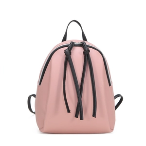 Mini zaino rosa minimalista con doppia cerniera e spallacci neri su sfondo bianco