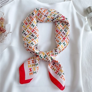 Damen Quadratischer Schal Satinnimitat Polyester H Buchstaben Druck Bunter Roter Kontrastrand Halstuch Kopftuch Elegantes Accessoire
