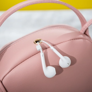 Mini sac bandoulière rose en cuir PU avec œillet pour écouteurs doré et écouteurs blancs