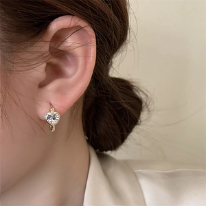 Elegant gold heart-shaped earrings with clear zircon stone and twisted rope edge