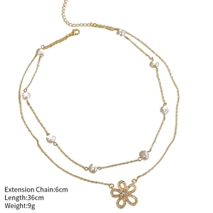 Collana a doppio strato in oro con perle d'acqua dolce e ciondolo a fiore in zircone