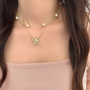 Collana a doppio strato con perle d'acqua dolce e ciondolo a fiore con zirconi dorati