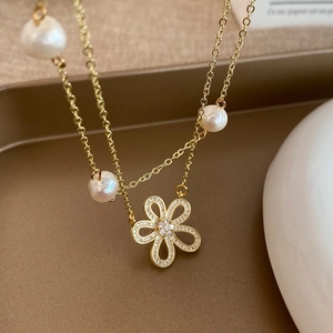 Collana doppia di perle d'acqua dolce placcata oro con ciondolo a fiore in zircone