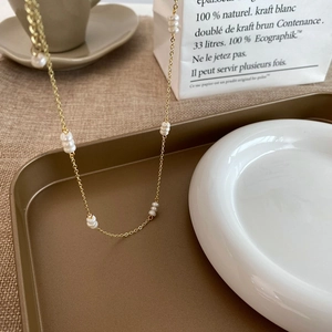 Collier en chaîne dorée avec perles d'eau douce irrégulières sur plateau rétro