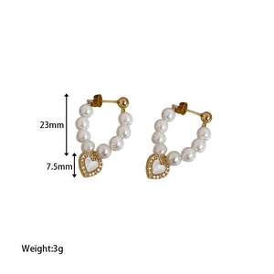Detail view of heart pearl earrings with 23mm height and 3g weight specifications