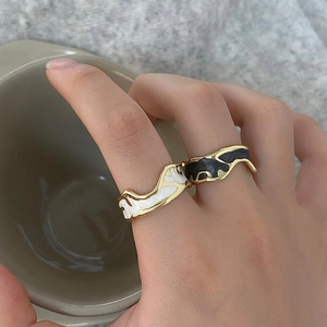 Retro wave enamel ring in gold finish with black and white drip oil pattern