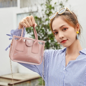 Transparente rosa Geleetasche für Damen mit goldener Kette und Innentasche für den Sommer