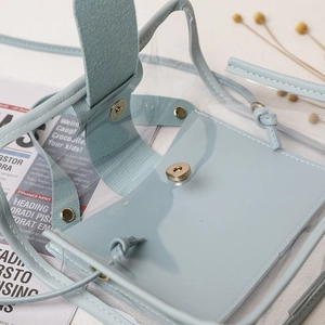 Mini borsa a tracolla in PVC trasparente azzurro con tasca interna e chiusura dorata