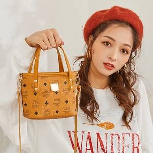 Damen-Beuteltasche mit Monogramm-Print aus braunem Leder mit Schultergurt