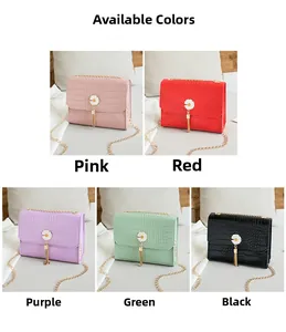 Dettaglio borse con motivo a coccodrillo in rosa, rosso, viola, verde e nero con nappe
