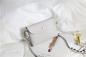 Detail of white lychee texture PU leather mini crossbody bag with gold magnetic buckle