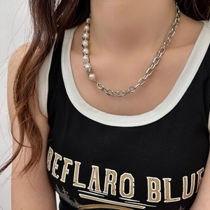 Minimalist pearl and silver chain necklace featuring star pendant for a trendy women's look