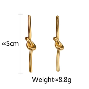 Orecchini a nodo dorati minimalisti con barre verticali eleganti e finitura lucida