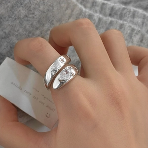 Bague vintage en zircon style français avec accents d'étoiles et pierre goutte